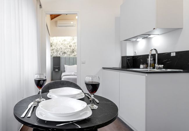Rent by room in Athens - Kriel Suites by LIV Homes 301 Rent by room in Athens - Kriel Suites by LIV Homes 301
