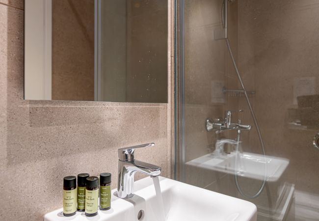 Rent by room in Athens - Kriel Suites by LIV Homes 302 Rent by room in Athens - Kriel Suites by LIV Homes 302