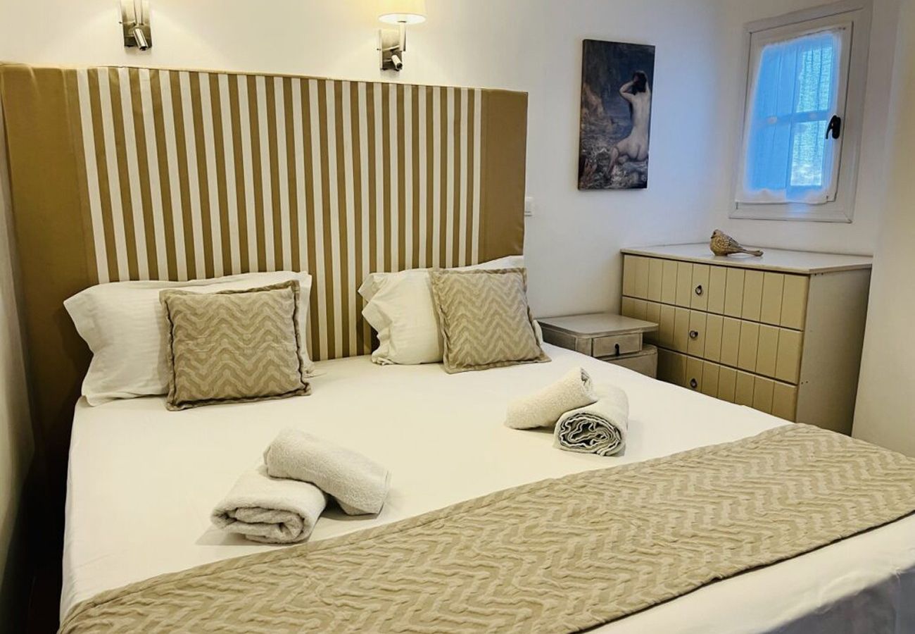 Apartment in Mykonos - Mykonos | Roomy Suite with Poolside Veranda