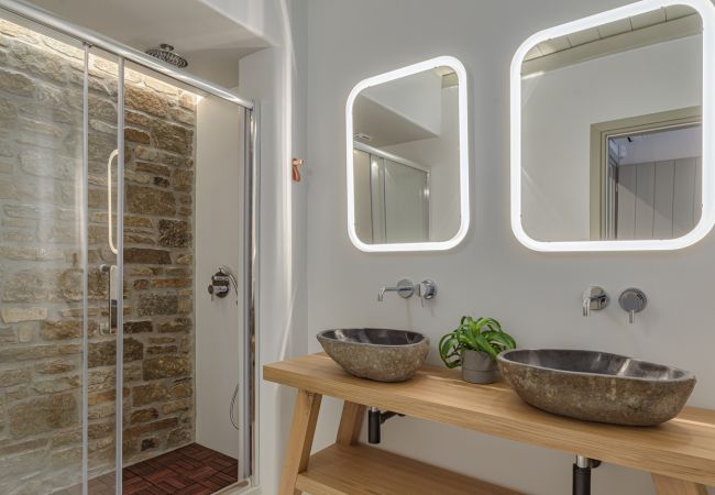 Villa in Mykonos - Luxury 5B Mykonos Villa in Kalafatis Villa in Mykonos - Luxury 5B Mykonos Villa in Kalafatis