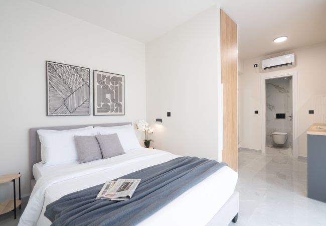  in Athens - LIV - Prime Central Athens Studio S8-1C